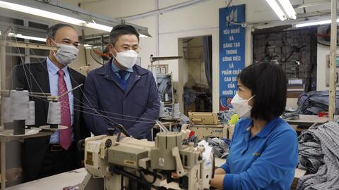 Chủ tịch LĐLĐ TP Hà Nội Nguyễn Phi Thường thăm, động viên người lao động hăng say sản xuất