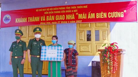 Bàn giao nhà “Mái ấm biên cương” cho hộ nghèo A Lưới