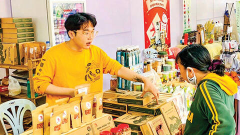 Quy tụ hàng trăm mặt hàng nông sản, đặc sản địa phương 