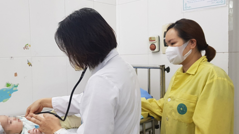 1 trẻ mắc vi rút hợp bào hô hấp có thể lây cho 5 trẻ khác