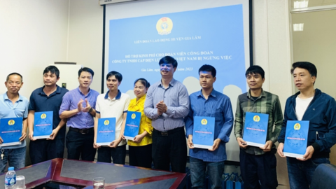 Trao kinh phí hỗ trợ đoàn viên, người lao động huyện Gia Lâm bị giảm giờ làm, ngừng việc