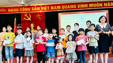 Huyện Thanh Trì: Tặng quà cho trẻ em có hoàn cảnh khó khăn nhân dịp Quốc tế thiếu nhi