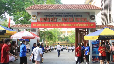 Thí sinh có mặt tại điểm thi từ sớm để bước vào môn thi cuối cùng