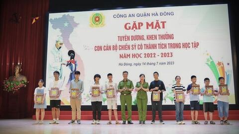 Công an quận Hà Đông khen thưởng con cán bộ, chiến sĩ có thành tích trong học tập