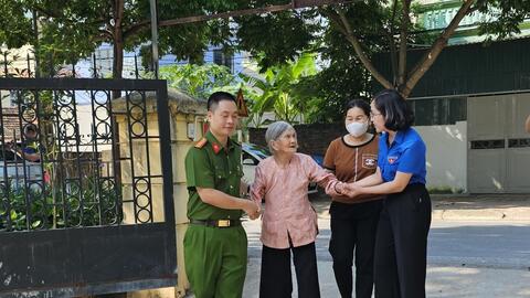 Hỗ trợ người cao tuổi, gia đình chính sách đến điểm kích hoạt định danh điện tử