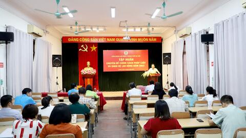 Nâng cao hiểu biết cho cán bộ Công đoàn về Luật Lao động và Luật Thực hiện dân chủ ở cơ sở