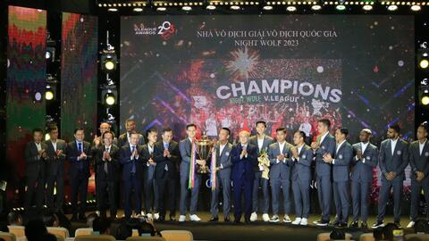 Hoàng Đức nhận danh hiệu Cầu thủ xuất sắc nhất V-League 2023