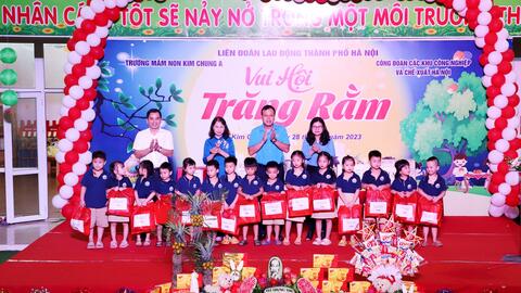 Công đoàn Thủ đô tổ chức Tết Trung thu cho con công nhân