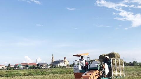 Nhiều lợi ích khi nông dân sử dụng máy thu gom rơm rạ ở Hà Tĩnh