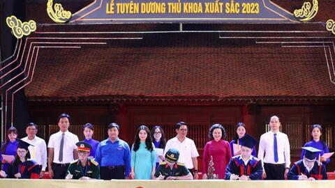 Hà Nội: Ghi danh sổ vàng 96 thủ khoa xuất sắc