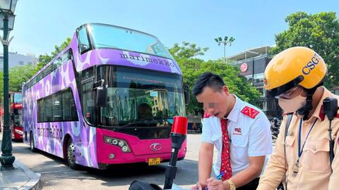 Dán quảng cáo sai quy định trên ô tô, một lái xe bị xử phạt