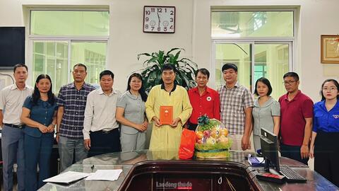 Thăm hỏi, động viên và trao hỗ trợ gia đình nạn nhân vụ cháy tại xã Tứ Hiệp, huyện Thanh Trì