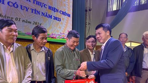 Gần 120 suất quà Tết tặng người uy tín vùng đồng bào dân tộc