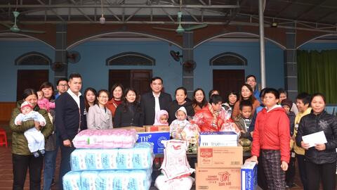 Tặng quà Mái ấm Thánh tâm chăm sóc trẻ mồ côi, khuyết tật, người già neo đơn