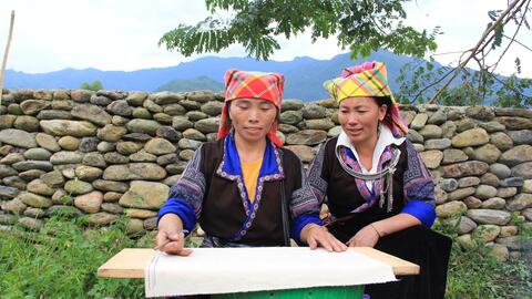 Nghệ thuật vẽ sáp ong trên vải của đồng bào dân tộc Mông