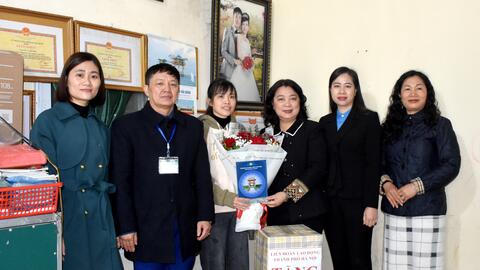 Lãnh đạo LĐLĐ thành phố Hà Nội tặng quà lao động nữ có hoàn cảnh khó khăn