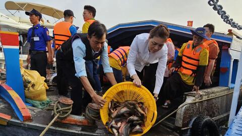 Thả 50 tấn cá tra xuống sông Hậu 