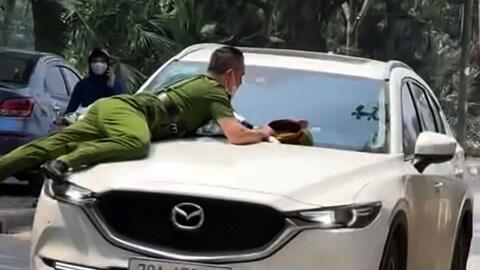 Hà Nội: Bắt đối tượng tông cảnh sát lên nắp capo rồi bỏ chạy