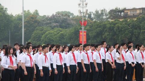 Trao tặng huy hiệu Bác Hồ cho học sinh giỏi tiêu biểu Thủ đô