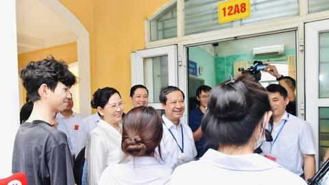 Bộ trưởng Nguyễn Kim Sơn động viên thí sinh trước giờ thi Ngữ văn