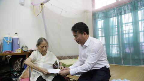 Người dân phấn khởi, vui mừng khi nhận lương hưu mới