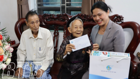 Thăm, tặng quà Bà mẹ Việt Nam anh hùng và các gia đình chính sách