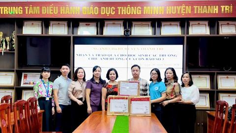 Gần 4.000 quyển vở tặng học sinh vùng ngập lụt huyện Thanh Trì