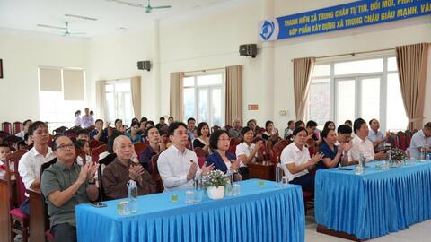 Trao yêu thương tới học sinh vùng lũ Trung Châu