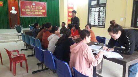 Đồng bào dân tộc thiểu số học xóa mù chữ được hỗ trợ tiền