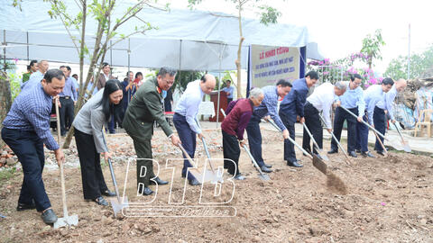 Đồng chí Nguyễn Khắc Thận, Phó Bí thư Tỉnh ủy, Chủ tịch UBND tỉnh dự lễ khởi công xây dựng xóa nhà tạm, nhà dột nát cho hộ nghèo, hộ cận nghèo huyện Vũ Thư