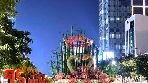 Loạt linh vật Ất Tỵ độc đáo "ngập tràn" TP Hồ Chí Minh