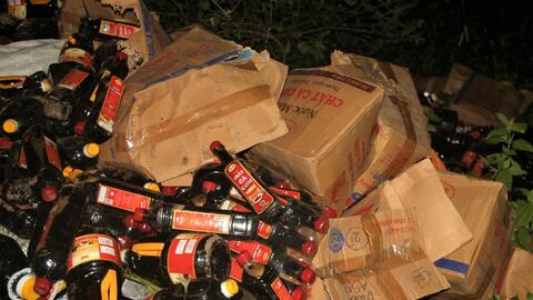 Quảng Nam: Phát hiện hơn 1.000 chai nước mắm vứt bỏ bên lề đường