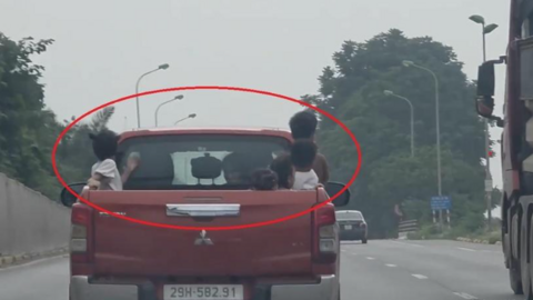 Hà Nội: Xử phạt tài xế xe bán tải chở nhiều trẻ em trên thùng xe