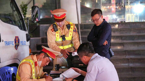 Hà Nội xử lý gần 200 lái xe 'dính' cồn ngay trong đêm ra quân
