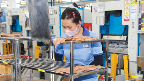 Đẩy mạnh sản xuất công nghiệp phục vụ tiêu dùng và xuất khẩu cuối năm