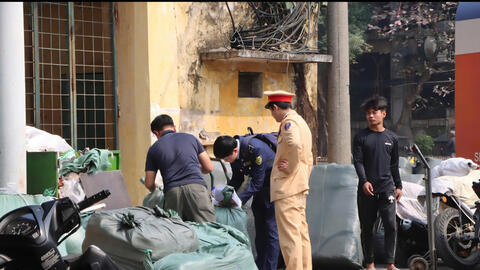 Phát hiện lượng lớn hàng hóa nghi nhập lậu tại Ga Hà Nội