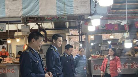Quản lý thị trường Hà Nội xuống địa bàn kiểm soát thực tế ngày cận Tết
