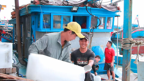 Ngư dân miền Trung 'mở biển' đầu năm, kỳ vọng biển lặng, cá đầy