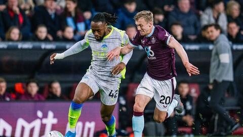 Thắng Burnley, Man City vươn lên chiếm ngôi đầu bảng Ngoại hạng Anh