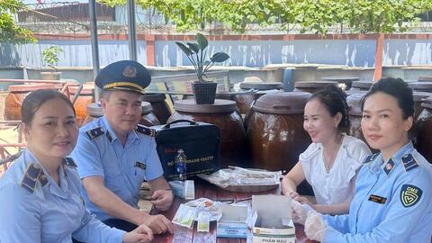 Hà Tĩnh lấy mẫu kiểm tra thực phẩm tại các cơ sở chế biến, kinh doanh