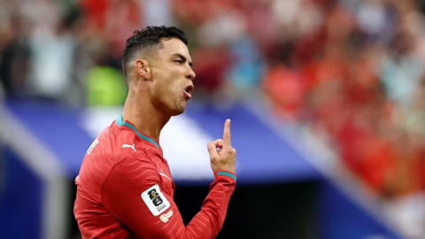 Ronaldo 'ngó lơ' câu hỏi về Messi