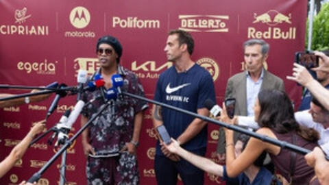 Ronaldinho tái xuất khó tin ở tuổi 46