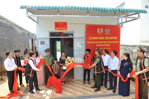 <a href="/chinh-sach" title="Chính sách" rel="dofollow">Chính sách</a>