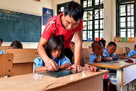 <a href="/chinh-sach" title="Chính sách" rel="dofollow">Chính sách</a>
