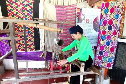 <a href="/nong-thon-moi" title="Nông thôn mới" rel="dofollow">Nông thôn mới</a>