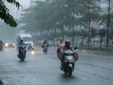 Bắc Bộ và Trung Bộ mưa dông rải rác