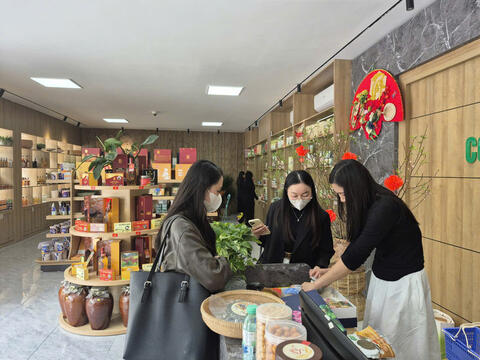 Nghệ An: Sản phẩm OCOP, thực phẩm truyền thống đắt hàng dịp Tết