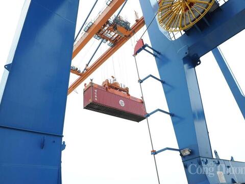 Xuất nhập khẩu giữ đà tăng trưởng ổn định giữa nhiều biến động