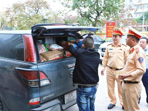 Hai ô tô bán tải 'lộ' hơn 2,3 tấn xúc xích không rõ nguồn gốc khi bị kiểm tra