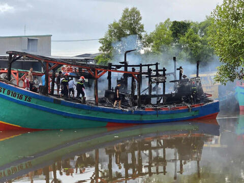 Cháy ghe thu mua hải sản ở Cà Mau